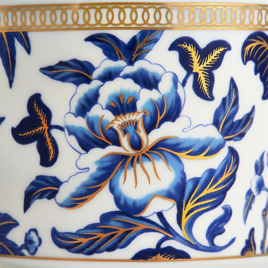 Nærbilde av det blomstrete mønsteret på Wedgwood Hibiscus Fløtemugge, viser detaljer i blått og gull.