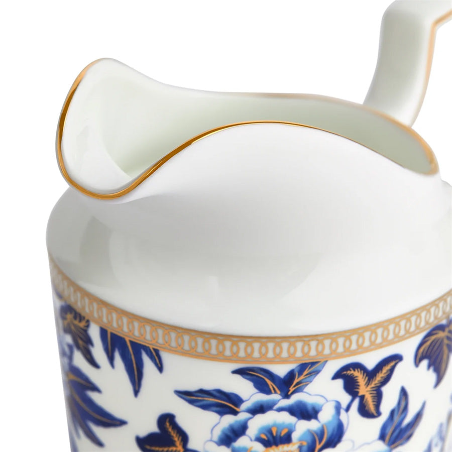 Detalj av Wedgwood Hibiscus Fløtemugge, viser den delikate gullkantningen og den elegante helletuten, ideell for fløte og sauser.