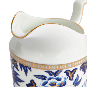 Detalj av Wedgwood Hibiscus Fløtemugge, viser den delikate gullkantningen og den elegante helletuten, ideell for fløte og sauser.