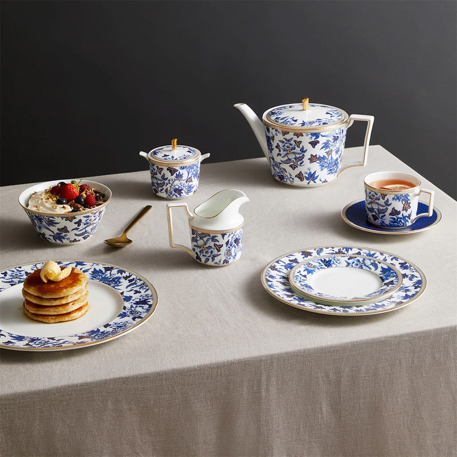 Borddekorasjon med Wedgwood Hibiscus Asjett 15cm Blomster - asjett sammen med tekrus, sukkerskål og pannekaker, ideell for afternoon tea.