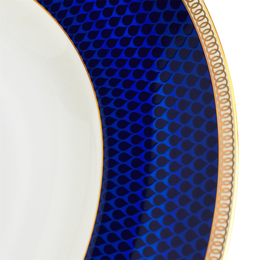 Detalj av Wedgwood Hibiscus Ovalt Fat 35 cm Blå, med fokus på den dype blå geometriske kanten og den elegante gullkant finishen.