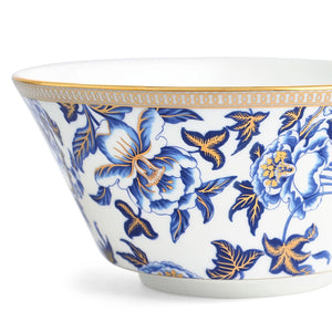 Detalj av Wedgwood Hibiscus Skål 14cm med luksuriøst blått blomsterdesign og gullkant, ideell for elegant borddekking.