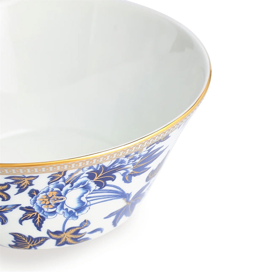 Innsiden av Wedgwood Hibiscus Skål 14cm, designet med fokus på mat, med et klassisk men moderne preg.