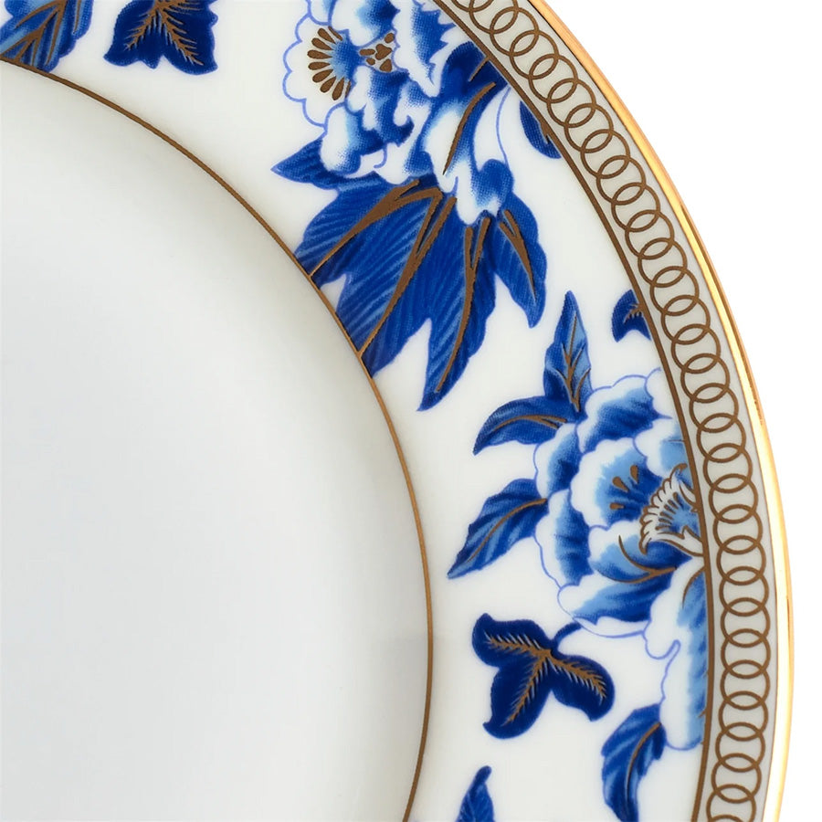 Detalj av Wedgwood Hibiscus Asjett 15cm Blomster - nærbilde som viser de håndpåførte gull detaljene og det blå blomsterdesignet.