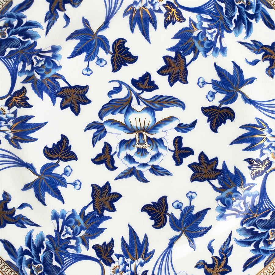 Detalj av Wedgwood Hibiscus Tallerken 20cm med blomsterdesign i blått og gull, perfekt for servering.