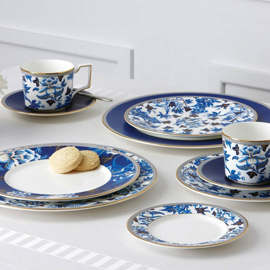 Tallerken og kopper fra Wedgwood Hibiscus-serien, viser kombinasjonen av forskjellige stilfulle tallerkener og tilbehør.