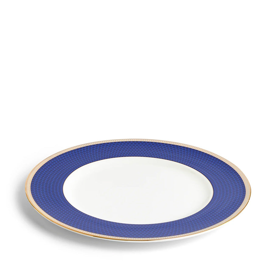 Wedgwood Hibiscus Tallerken 27 cm plassert i en vinkel, illustrerer det stilfulle designet og den blå teksturen.