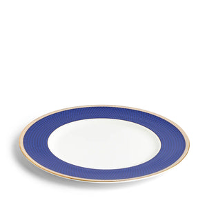 Wedgwood Hibiscus Tallerken 27 cm plassert i en vinkel, illustrerer det stilfulle designet og den blå teksturen.