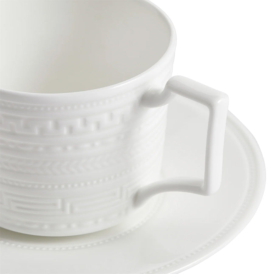 Wedgwood Intaglio Tekopp m/Skål - Tett nærbilde av tekopp med håndtak og elegant relieffmønster.