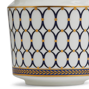 Nærbilde av bunndelen på Wedgwood Renaissance Gold Fløtemugge 20cl, med intrikat mønster av blått og gull.