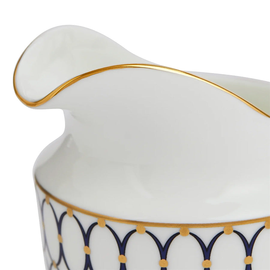 Nærbilde av toppen av Wedgwood Renaissance Gold Fløtemugge 20cl, som viser den fine gullkantede helletuten.