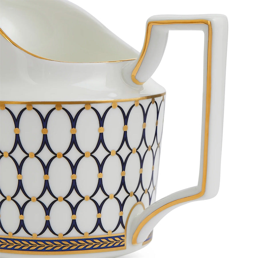 Detalj av håndtaket på Wedgwood Renaissance Gold Fløtemugge 20cl, med stilren design i hvit og gull.