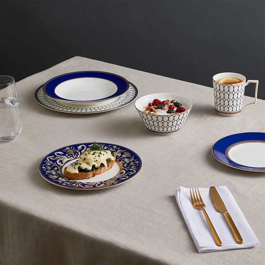 Stilfull bordoppsett med Wedgwood Renaissance Gold Tallerken 20cm, dekorert med lett frokost og stilige elementer.