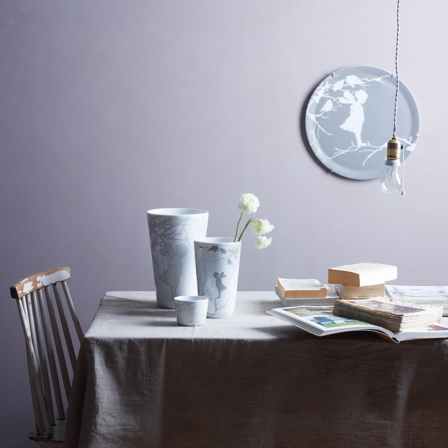 Wik & Walsøe Alv vaser i ulike størrelser, elegant plassert på et bord med bøker og planter, som setter fokus på stilfull innredning.