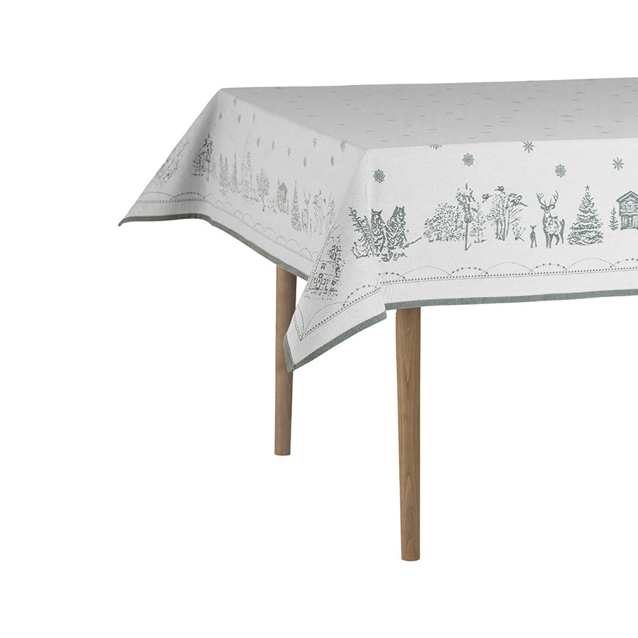 Wik & Walsøe damaskduk i klassisk hvit farge med subtile julemotiver. Ideell for elegante borddekkinger.