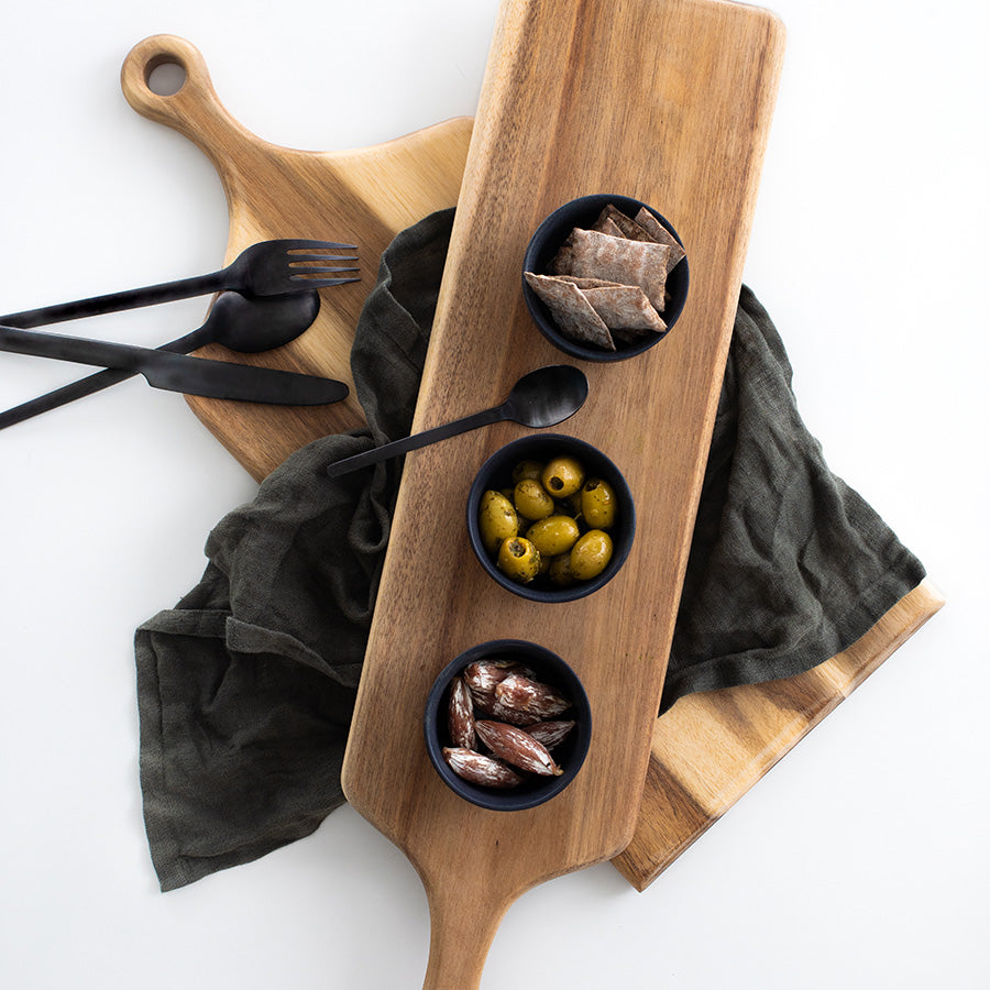 Trefjøl med snacks og tapas, perfekt for sosiale sammenkomster.