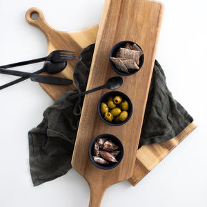 Trefjøl med snacks og tapas, perfekt for sosiale sammenkomster.