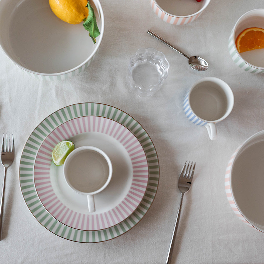 Nova Abby servise i blått og pastellfarger på elegant frokostbord med kopper og tallerkener