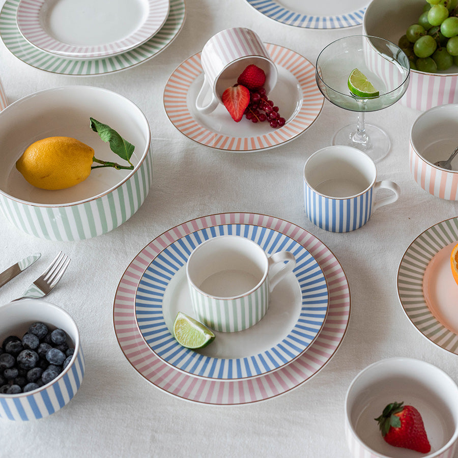 Nova Abby blått servise dekket på bord med tallerken, kopp og bolle i stripet design