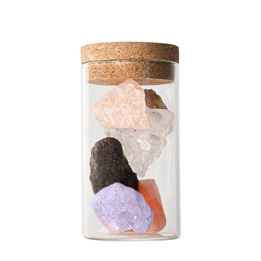 Glasstube med ulike typer steinsalt, inkludert Rosa Himalaya, svart Kala Namak, og lys Halit, dekorert med korklokk, perfekt for saltgradering.