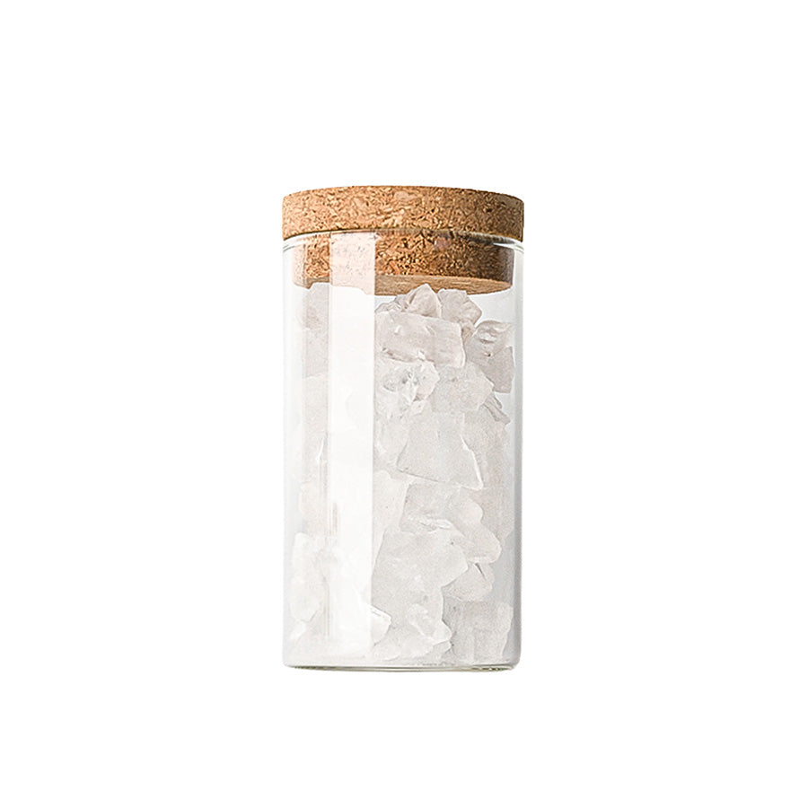Adelante Pasta Salt i en stilren glasskrukke med kork, fylt med halittsalt - perfekt for å lage perfekt saltet pasta.