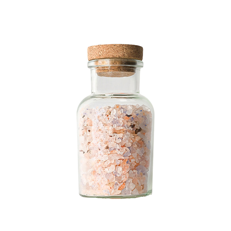 Adelante Rivsalt Rock Salt Blend i en glassflaske med kork, fylt med rosa steinsalt. Perfekt til både kjøkken og bord.