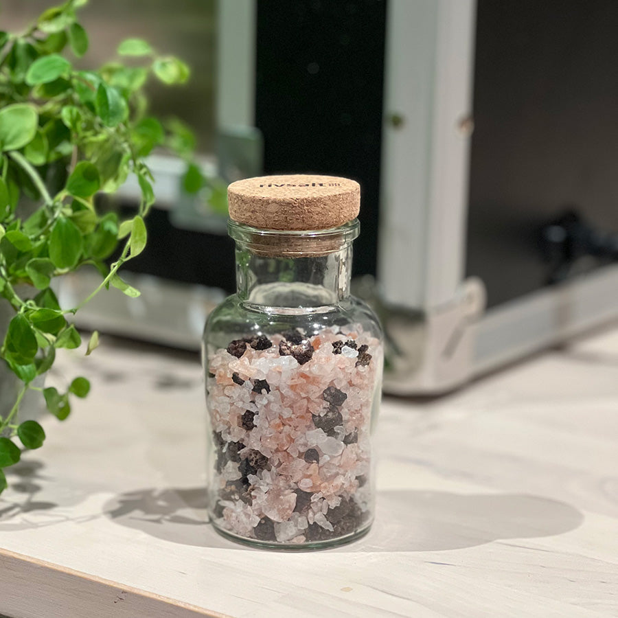 Adelante Rivsalt Salt & Pepper Blend - glasskrukke med en blanding av salt og pepper, ideell for krydring på kjøkkenet.