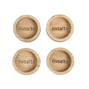 Fire eikeskåler fra RIVSALT med logo, perfekt for krydder og salt, designet for stilren oppbevaring.