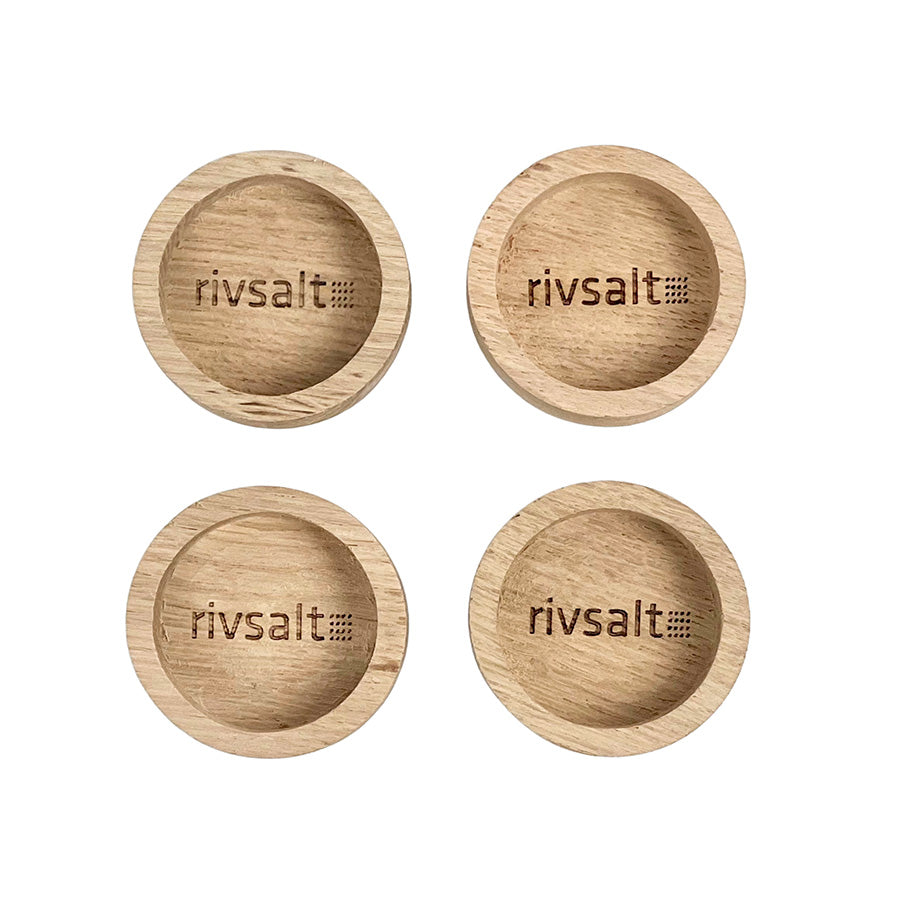Fire eikeskåler fra RIVSALT med logo, perfekt for krydder og salt, designet for stilren oppbevaring.