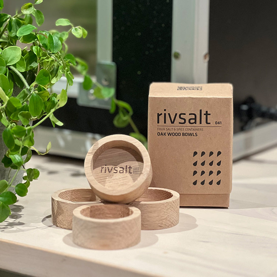 RIVSALT eikeskåler i gaveeske, inkludert fire skåler og dekorativ emballasje, ideelt for interiør og matlaging.