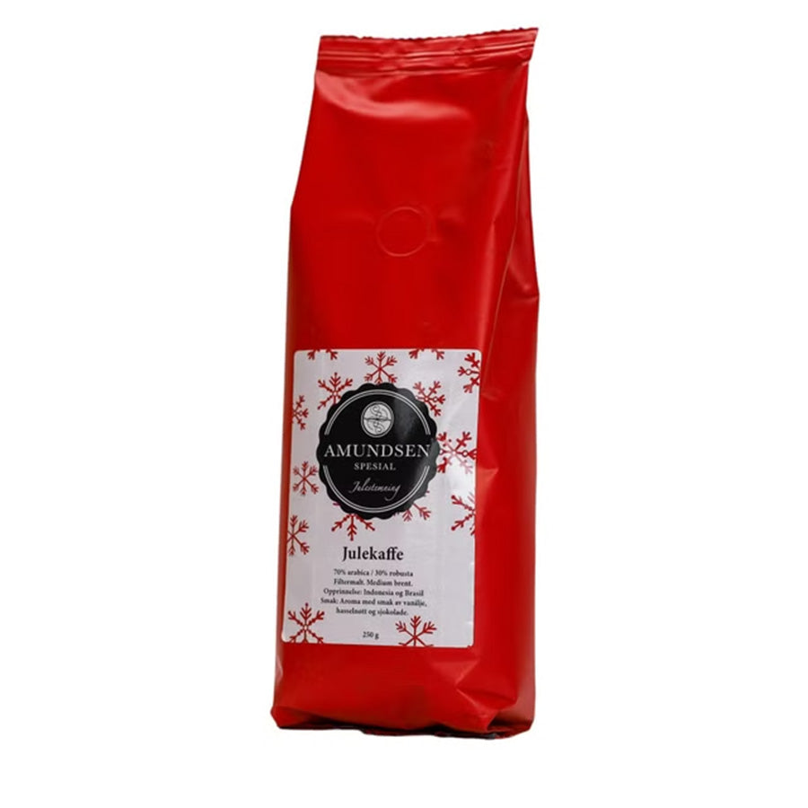 Julekaffe 250 gr i dekorativ rød julepose fra Amundsen Trading – smakstilsatt filtermalt kaffe med toner av vanilje, hasselnøtt og sjokolade.