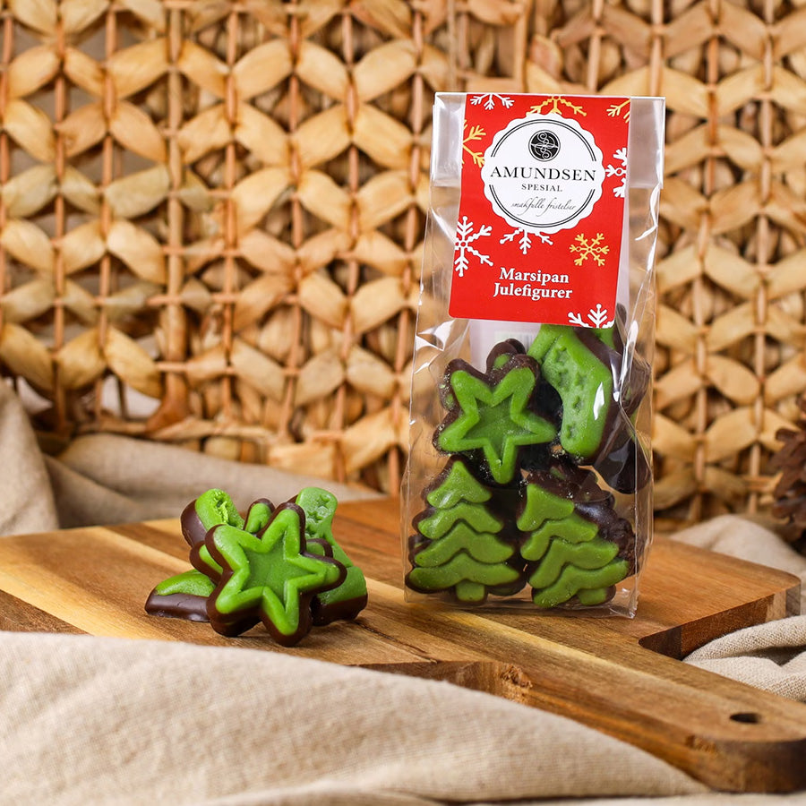 Amundsen Juletre med Marsipan og Mørk Sjokolade: delikate julefigurer i grønt, dyppet i mørk sjokolade, pakket i dekorativ pose, perfekt som gave til jul.