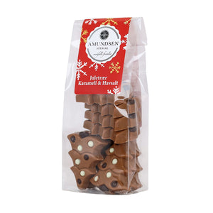 Amundsen Juletre salt karamell - delikate melkesjokolader formet som små juletrær med myk salt karamell, pakket i en dekorativ pose fra AMUNDSEN TRADING, perfekt som gave eller til julens dessertbord.