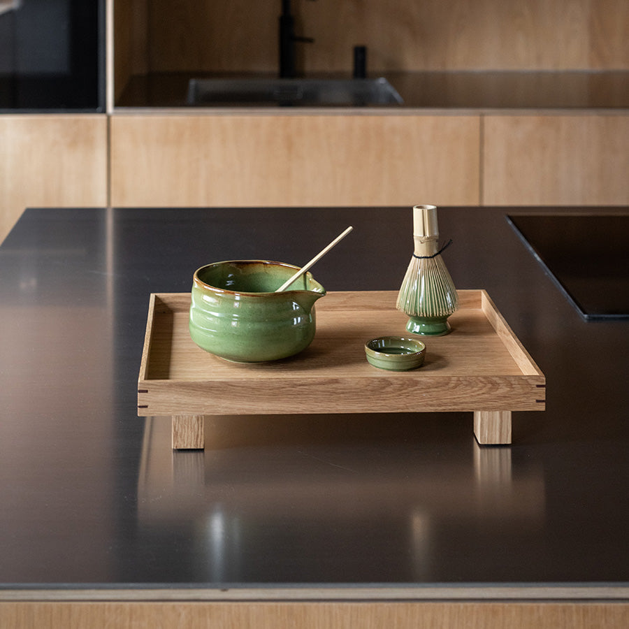 Matcha sett arrangert på en elegant trekasse, inkluderer skål, visp, holder og skje.