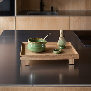 Matcha sett arrangert på en elegant trekasse, inkluderer skål, visp, holder og skje.