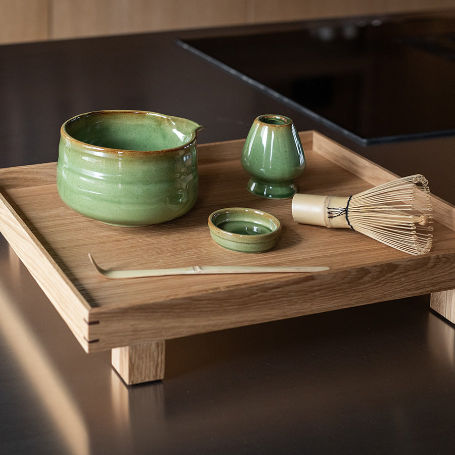 Visuelt tiltalende matcha sett, inkludert alle nødvendige redskaper for perfekt matcha.