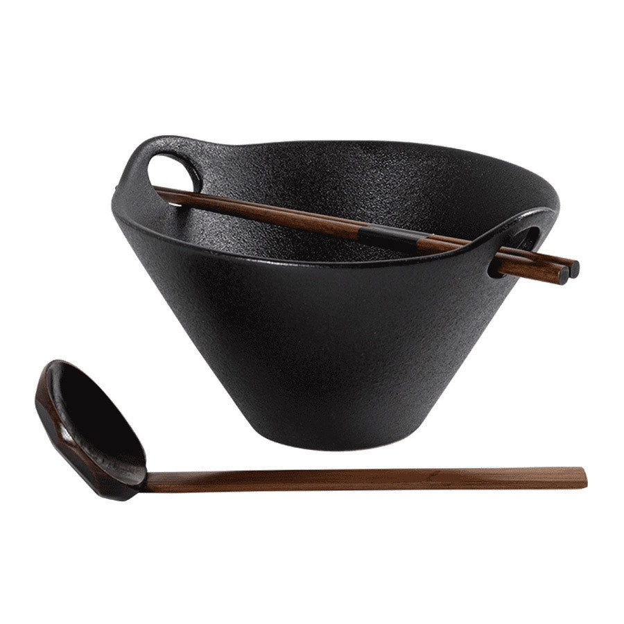 Elegant ramenbolle i steingods med skje og spisepinner, inspirert av japansk design.