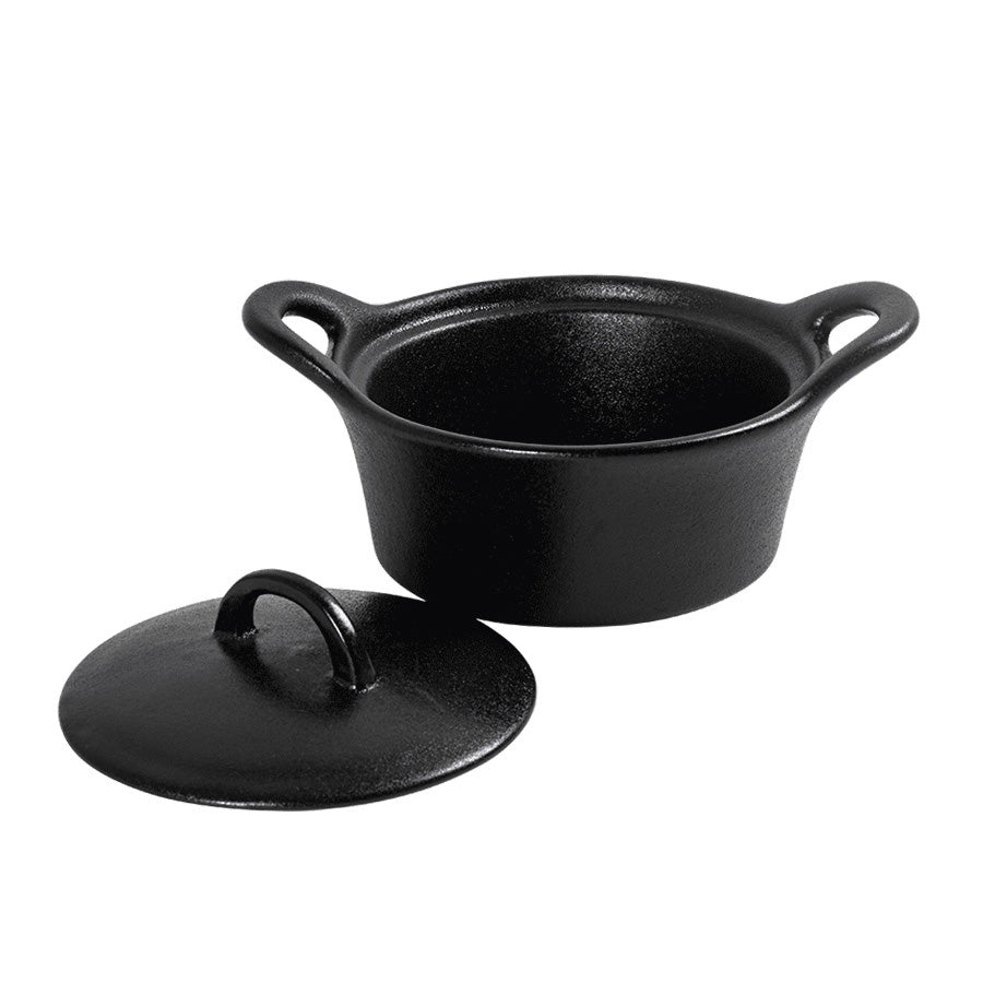Sort ildfast form med lokk og håndtak, ideell for gratenger og kalde retter.
