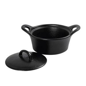 Sort ildfast form med lokk og håndtak, ideell for gratenger og kalde retter.