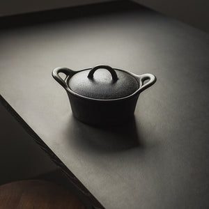 Elegant sort ildfast form på et bord, viser tidløst design og praktisk bruk.