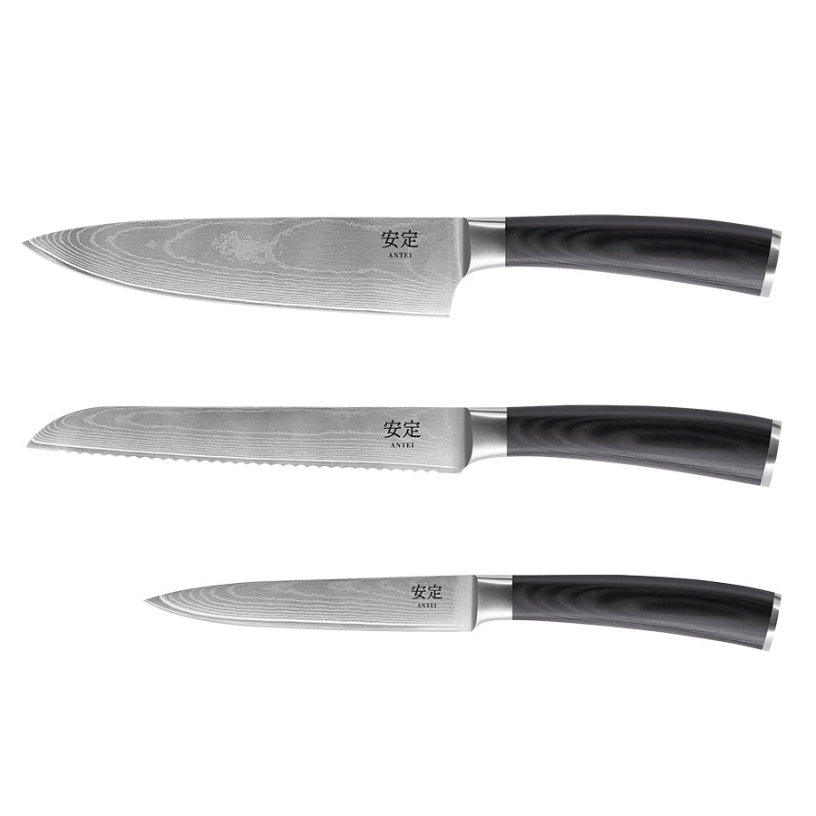 Antei Tokai knivsett bestående av tre kniver med damaskusstål, inkludert en kokkekniv, brødkniv og universalkniv, plassert på en lys bakgrunn.