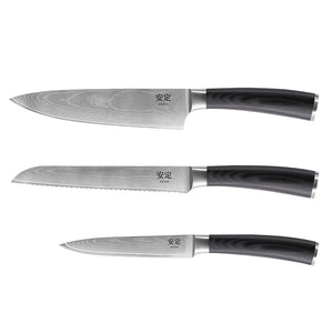 Antei Tokai knivsett bestående av tre kniver med damaskusstål, inkludert en kokkekniv, brødkniv og universalkniv, plassert på en lys bakgrunn.