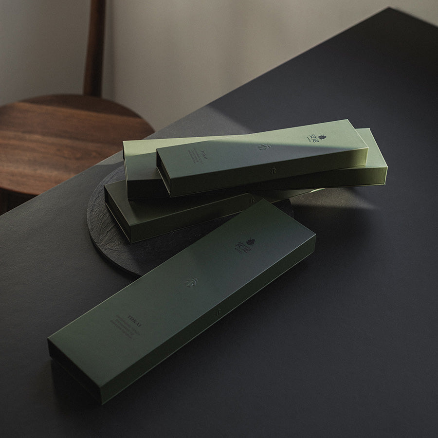 Elegant emballasje til Antei Tokai kniver og knivsett presentert på et mørkt bord