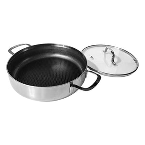 Ask sautepanne 26 cm med mønstret keramisk stekeflate og glasslokk ved siden av