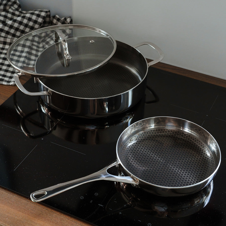 Ask sautepanne med keramisk belegg på induksjonstopp sammen med annen panne