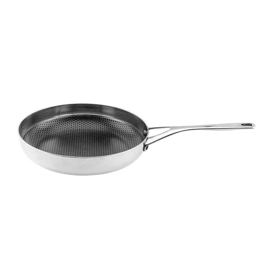 Ask Kull Stekepanne 3-ply Keramisk Belegg 28cm med rustfritt ståls matriale og hullmønster i bunnen, for jevn varmefordeling.