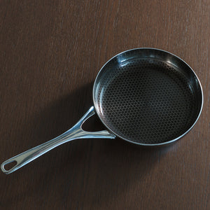 Ask Kull stekepanne sett ovenfra med rustfritt stål og hexagonmønstret keramisk belegg