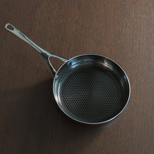 Ask Kull 20 cm stekepanne sett ovenfra på mørkt trebord med mønstret stekeflate