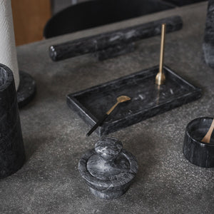 Brett sammen med marmor tilbehør på et moderne kjøkken, fremhever luksuriøs design.