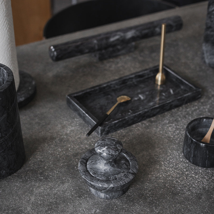 Brett sammen med marmor tilbehør på et moderne kjøkken, fremhever luksuriøs design.